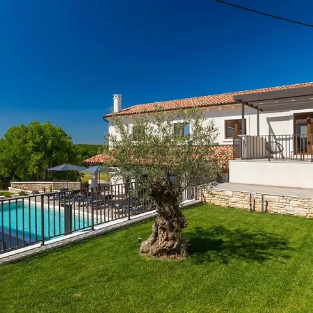 Lovely In * Ližnjan